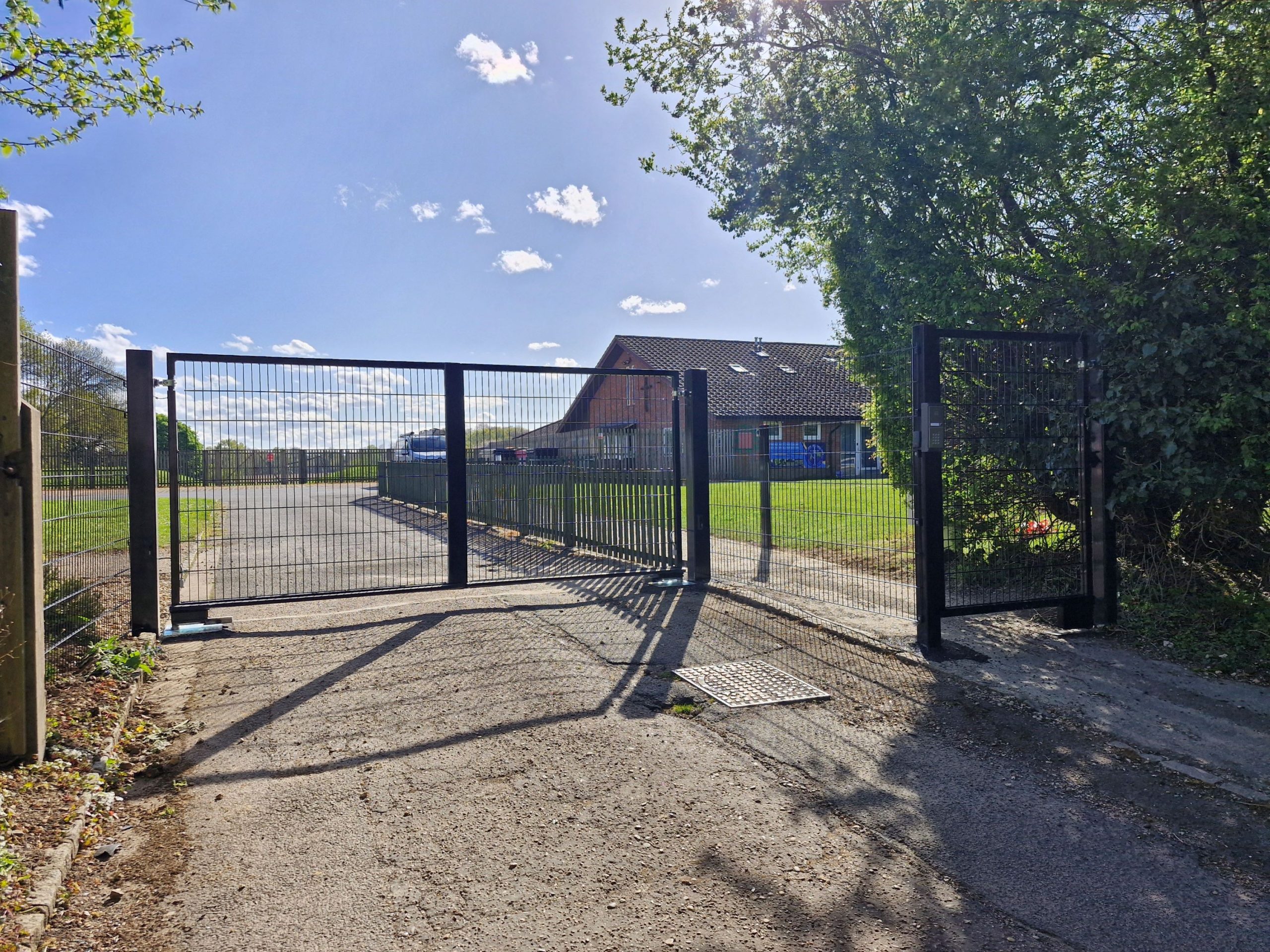 Metal vehicle gate