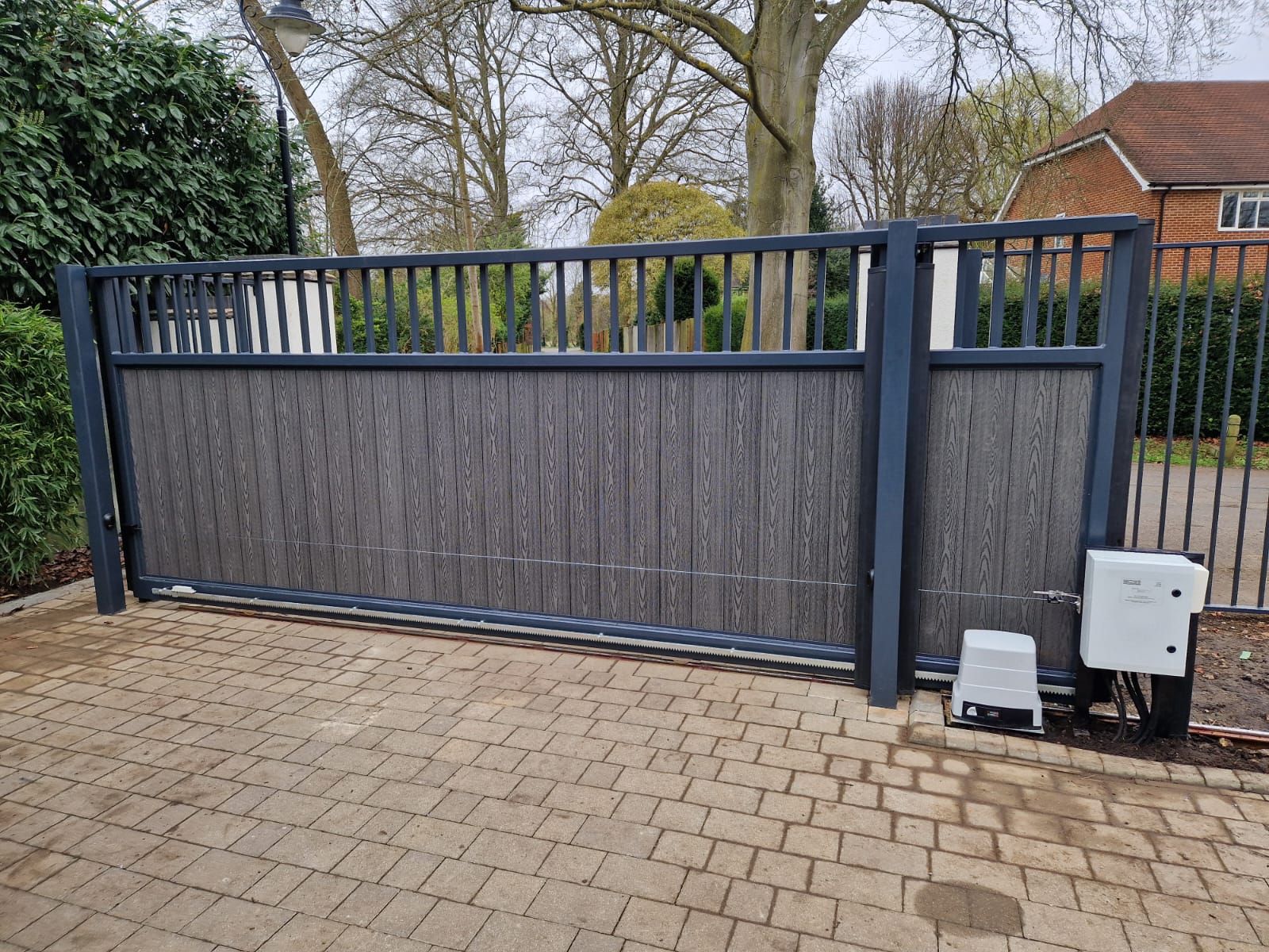Sliding gate installation