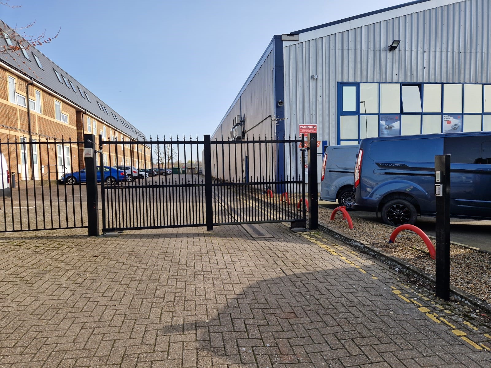 Metal gate with automation